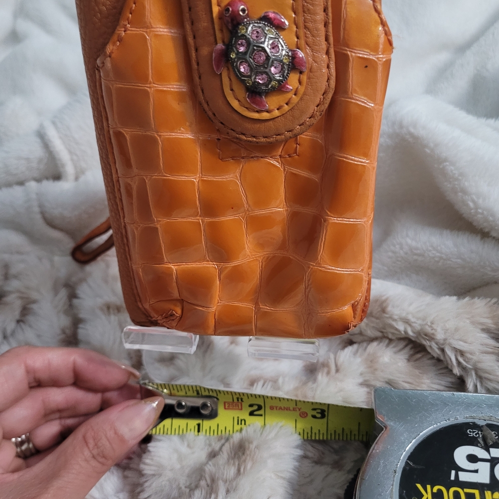 Crocodile Pattern Tan Bag with Turtle Accent - image 10